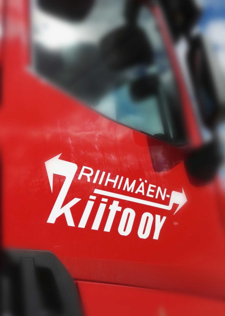 Riihimäenkiidon logo punaisessa auton ovessa