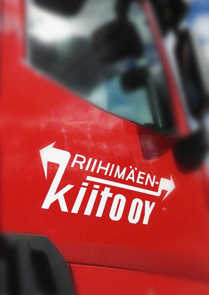 Riihimäenkiidon logo punaisessa auton ovessa